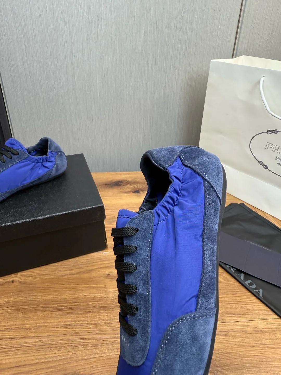 Men's shoes 💰600💰 PRADA 2025 Early Spring Collapse New Couple Style Sports Shoes Moral Training Shoes The name Collapse comes from the fact that it can be easily put on and taken off with bare hands. The light and comfortable features make it more relaxed and casual. The side elastic design can be worn twice! Super comfortable catwalk sneakers, as light and thin as ballet slippers, as comfortable as sneakers, comfortable and super light on the feet. Fabric: nubuck leather spliced ​​with nylon cloth. Silk cowhide foot pads. Size: Women's code 35/40 Men's code 39/45